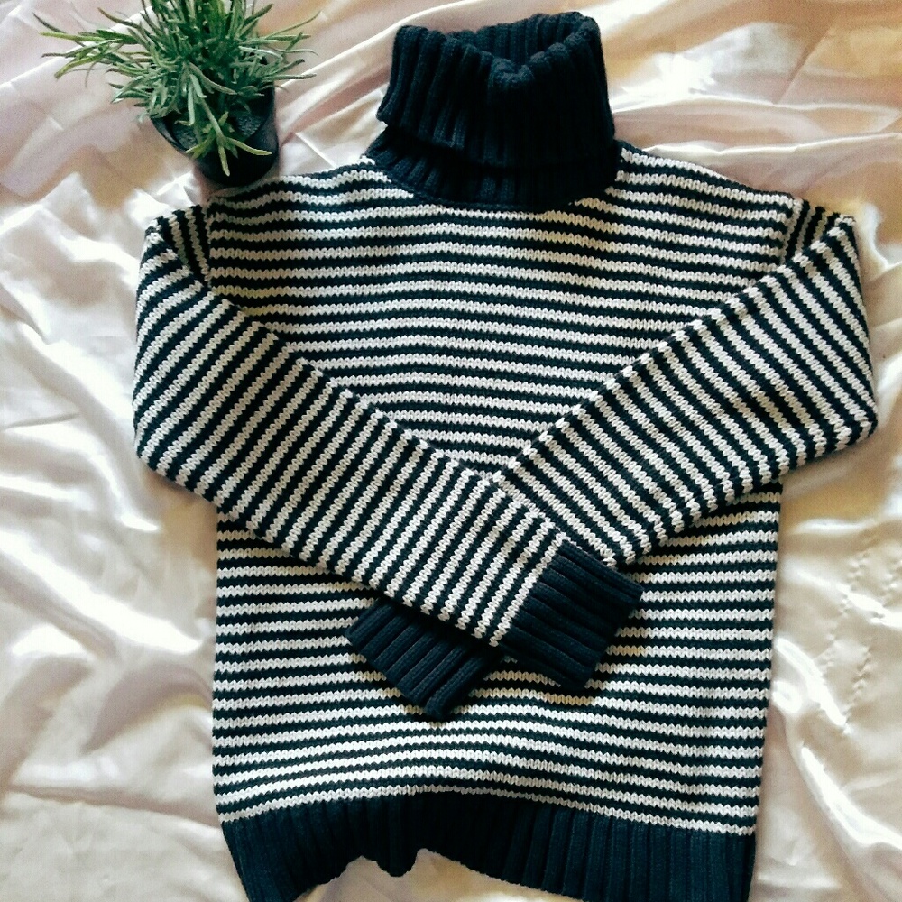 Vintage Juicy Couture turtleneck sweater 🐝